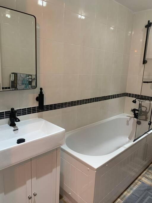 SendCosy One Bed Flat Free Parking公寓 外观 照片